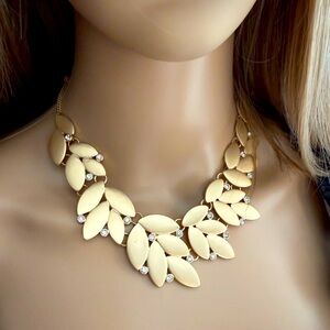 Elegant Gold Leaf Necklace